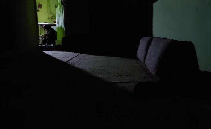 Elektriklerin 4 saat kesildiği köyde seyyar lambanın ışığında yemek yiyorlar