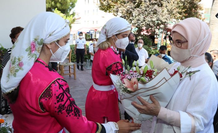 Emine Erdoğan, Girne Belediyesi Sosyal Yaşam Merkezi’ni ziyaret etti