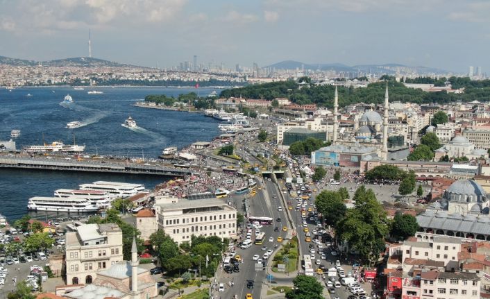 Eminönü’nde kısıtlamasız ilk pazar günü "iğne atsan yere düşmez" dedirten görüntüler
