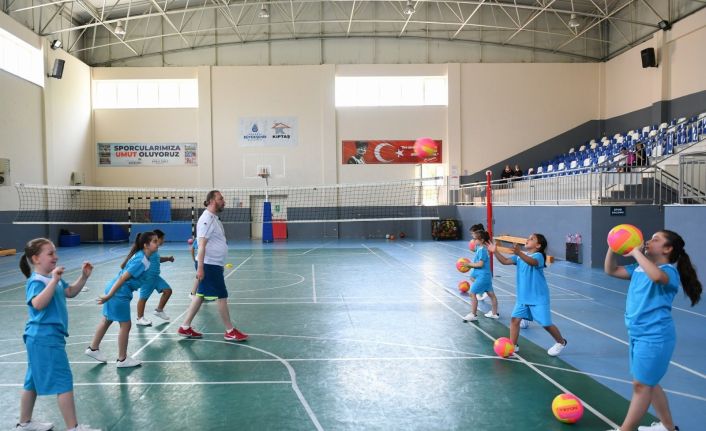 Esenyurtlu çocuklar hem spor yapıyor hem de sosyalleşiyor