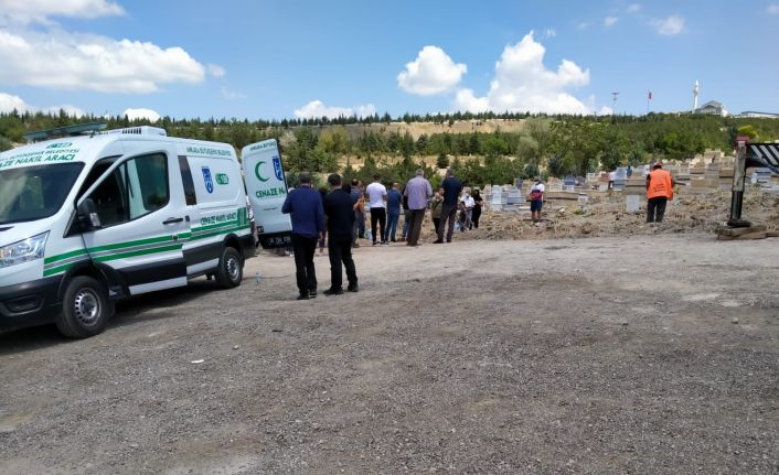 Eşinin kravatla boğması sonucu ölen kadın ve ardından intihar eden eşi yan yana gömüldü