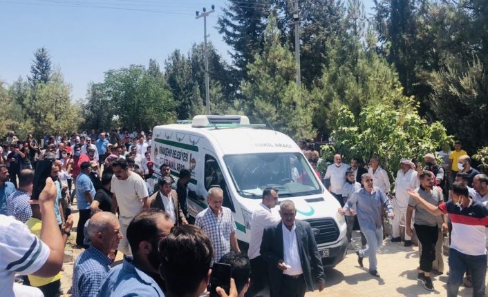 Eski belediye başkanını binlerce kişi son yolculuğuna uğurladı