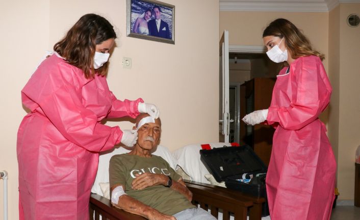 Evde düşen Zeki Amcayı Büyükşehir ekiplerinin dikkati kurtardı