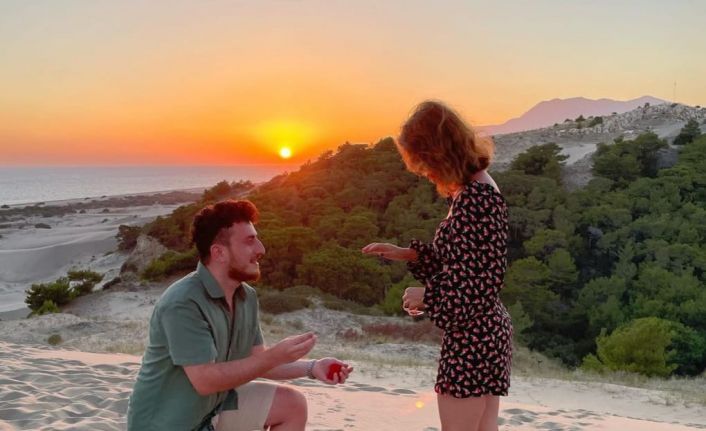 Evlilik teklifi edeceği esnada olay yerinden geçen tanıdıkları tüm planı bozdu