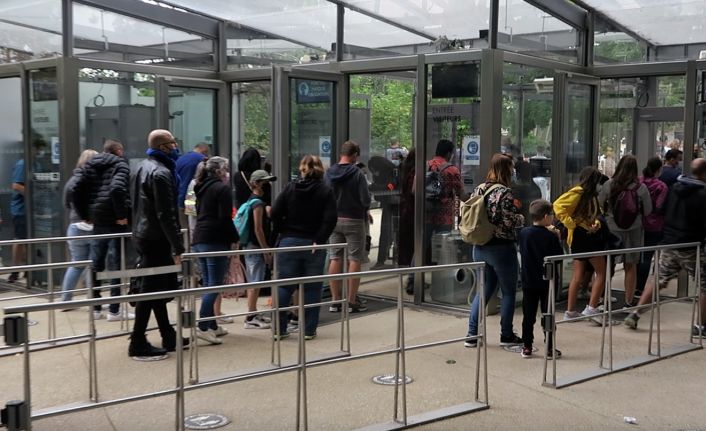 Eyfel Kulesi 9 ay sonra yeniden ziyarete açıldı