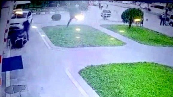 Fren yerine gaza basan sürücü, az kalsın ATM’de işlem yapan 3 kişiyi eziyordu