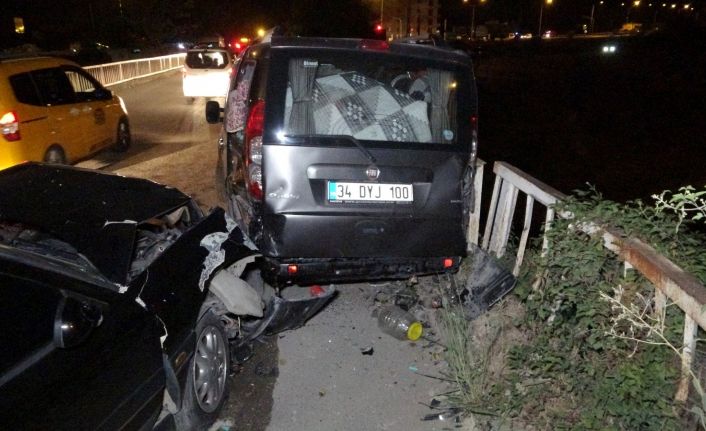 Freni boşalan otomobil ticari araca çarptı, köprüdeki demir bariyer olası facianın önüne geçti