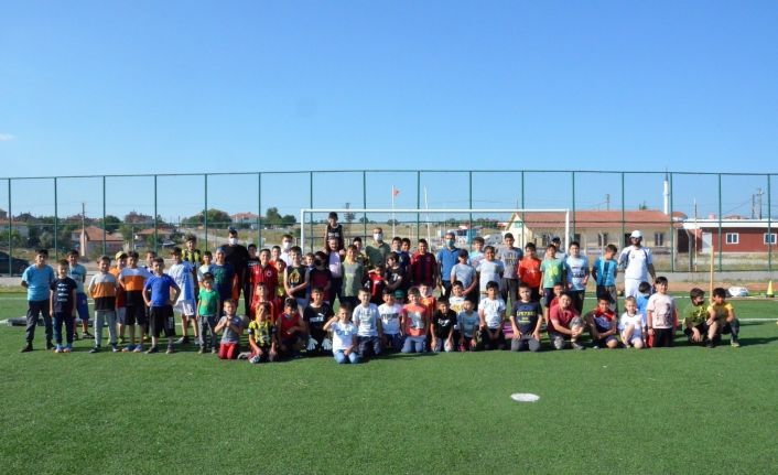 Futbol okulunda önce kitap okudular sonra dondurma ikram ettiler