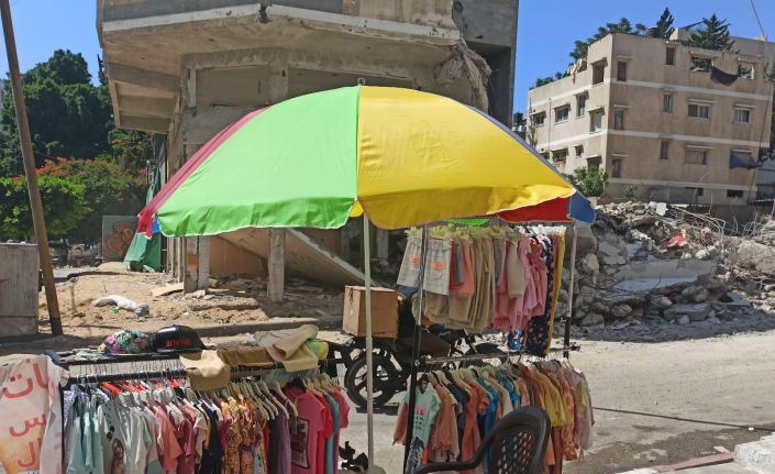 Gazzeli esnaf, bayram öncesi satışlarına mağazalarının yıkıntıları önünde başladı