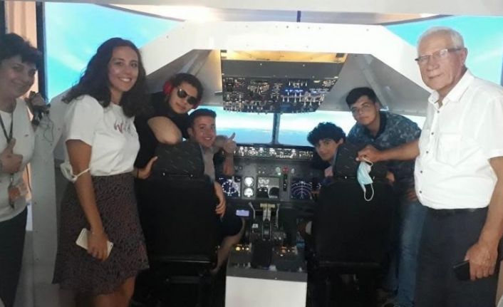 Geleceğin havacıları, simülatör sistemi ile hayallerine uçtu