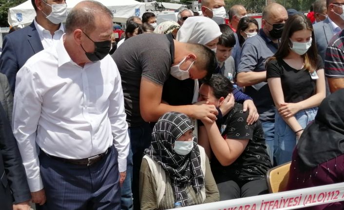 Görevi başında fenalaşarak hayatını kaybeden itfaiye eri Bayram Koç son yolculuğuna uğurlandı