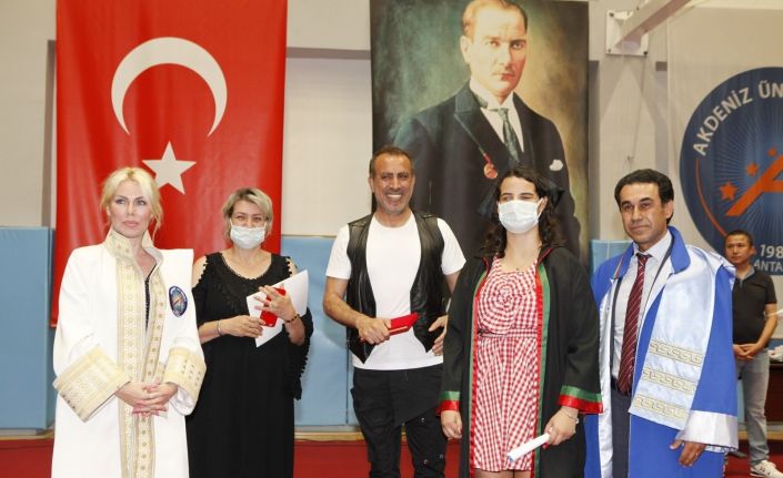Görme engelli hukuk öğrencisi, diplomasını Haluk Levent ve Özlenen Özkan’ın elinden aldı