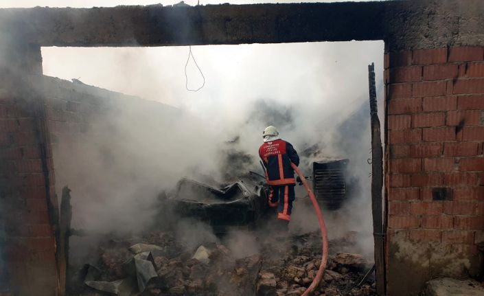 Gümüşhane’de alev alan garajdaki 2 araç ve 2 ton odun küle döndü