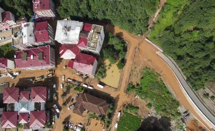 Güneysu’da moloz yığınların altında kalan araçlar çıkartılıyor