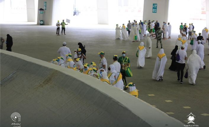 Hacılar, bayramın ikinci günü de şeytan taşlamaya devam ediyor
