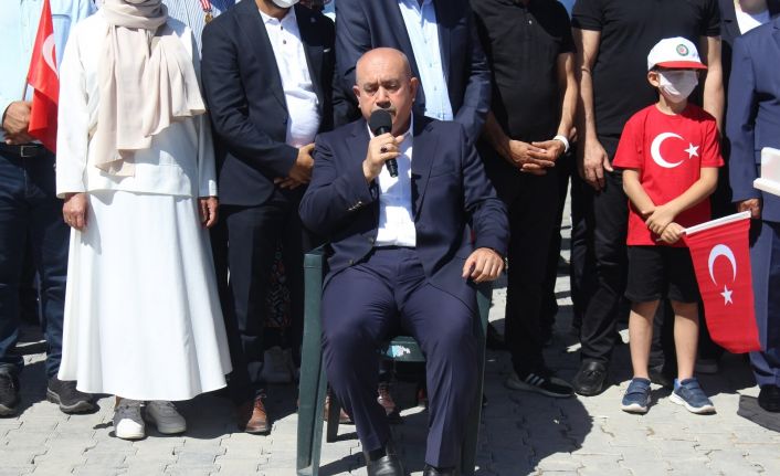 HAK-İŞ Konfederasyonu 15 Temmuz şehitlerini Karşıyaka Mezarlığı’nda andı