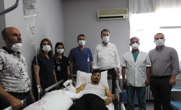 Hamur makinasına kaptırdığı eli, 12 saatte yerine dikildi