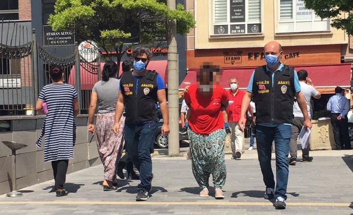 Hırsızlık yaparken kızına gözcülük yaptıran kadın önce kameralara, sonra polise yakalandı