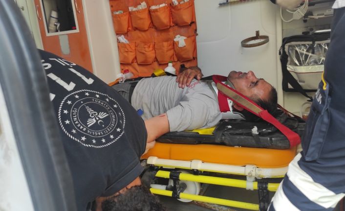 İçecek yüklü kamyonunun freni patladı, araçta sıkışan şoförün parmağı koptu