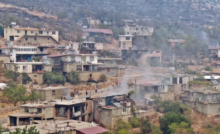 İki orman işçisinin hayatını kaybettiği mahallede alevleri söndürmek için havadan ve karadan mücadele devam ediyor
