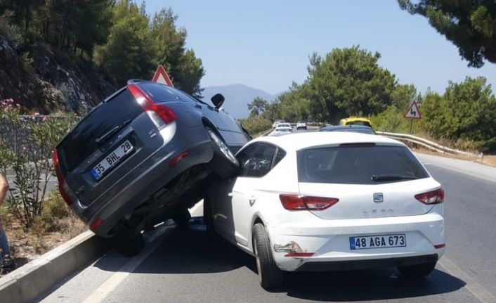 İlginç kaza maddi hasarla atlatıldı