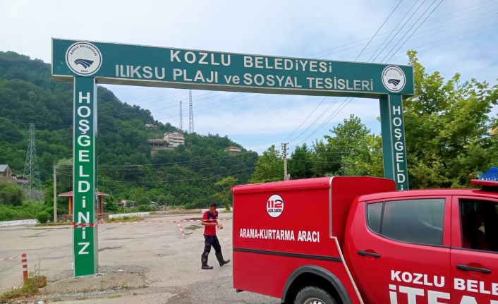 Ilıksu deresi yükseldi, ekipler plaj girişini kapattı