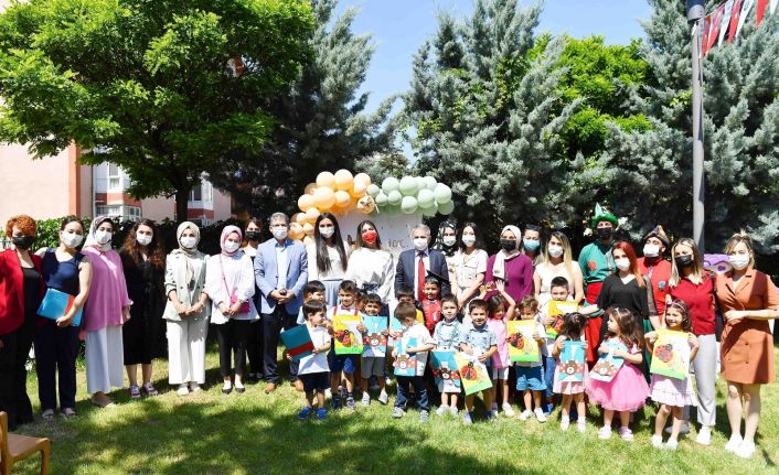 İlk öğrenciler karne ve diplomalarını aldı