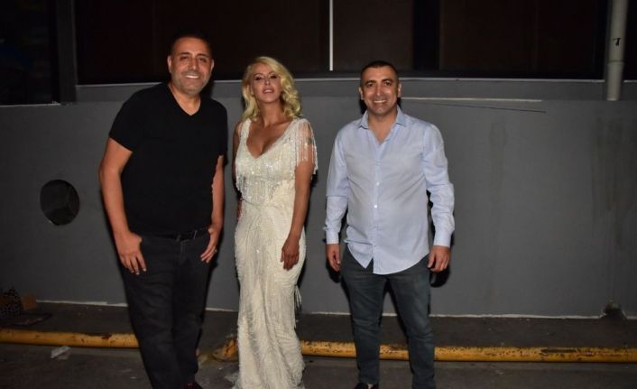 İş adamı Gökhan Reis’in düzenlediği bayram etkinliğinde Ferda Anıl Yarkın ve Ömür Gedik sahne aldı