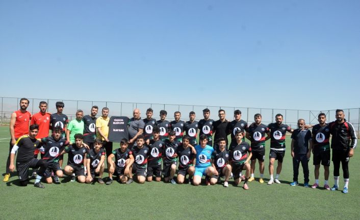 İş adamı Yılmaz’dan Yüksekova Belediyespor futbolcularına forma
