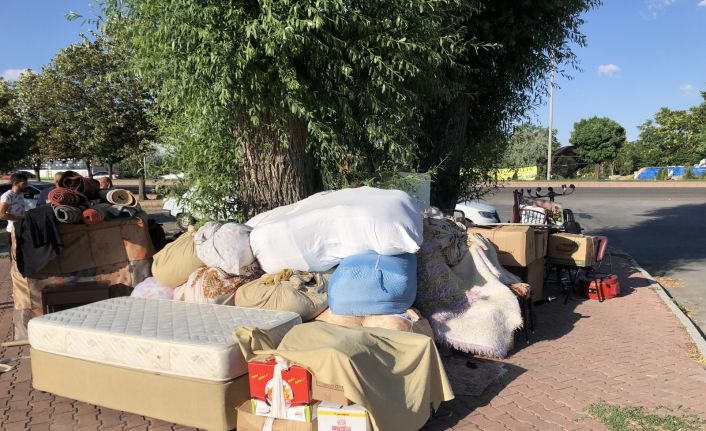 İş bulamadığı için evinden çıkarılan adam oğluyla birlikte parkta kalıyor