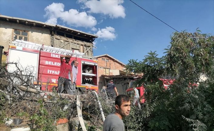 İskilip’te 2 ev ve 1 ahır yandı