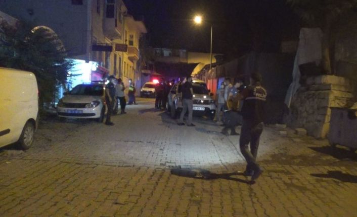 İzmir’de yabancı uyruklu iki grup arasında bıçaklı kavga: 1’i ağır 2 yaralı