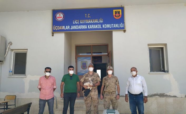 Jandarmadan Leylek yavrularına şefkat eli