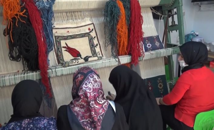 Kadınlar devlet destekli kursta hem meslek öğreniyor hem de üretim yapıyor
