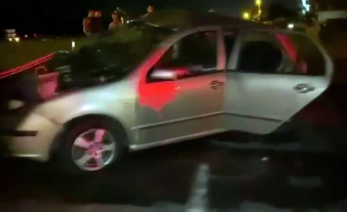 Kafa kafaya çarpışan araçlardan biri yayaya çarptı: 1 ölü, 3 yaralı