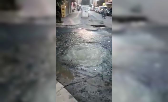 Kanalizasyon yenileme çalışmasında su borusu patladı, sürücüler zor anlar yaşadı