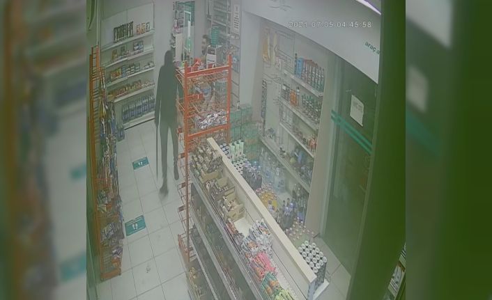 Kar maskeli, kılıçlı akaryakıt soygunu saniye saniye görüntülendi