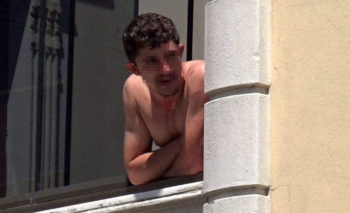 Kardeşi ile kavga edip kendine zarar veren şahsı özel harekat polisleri ikna etti