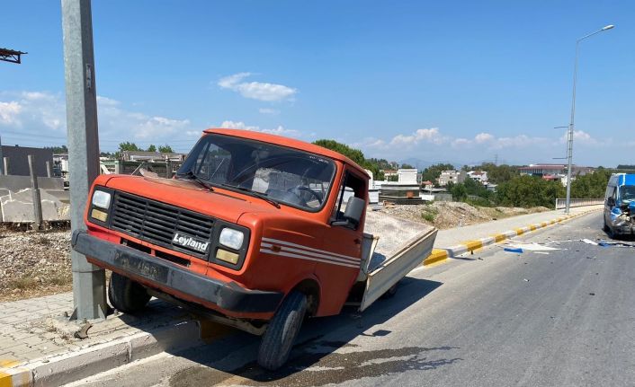 Karıştığı kaza sonrası plakalarını söktüğü aracı bırakıp kaçtı
