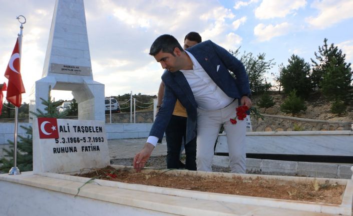 Kartal Belediye Başkanı Yüksel, Başbağlar’da şehit edilen 33 vatandaşın kabrini ziyaret etti