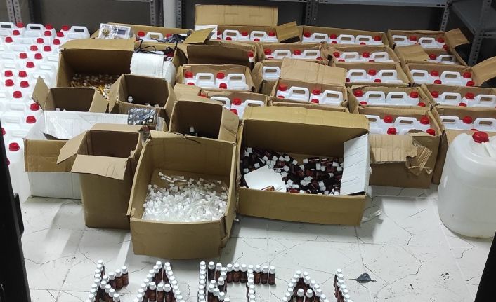 Kartal’da boş arazide bulunan şüpheli minibüste bin 70 litre etil alkol ele geçirildi