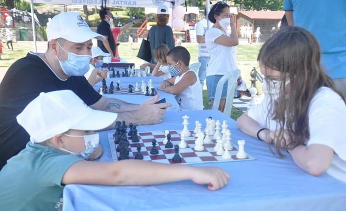 Kartallı çocuklara bayram öncesi şenlik hediyesi