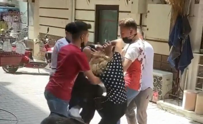 Kavga eden genç kızları esnaflar zor ayırdı, o anlar kameraya yansıdı