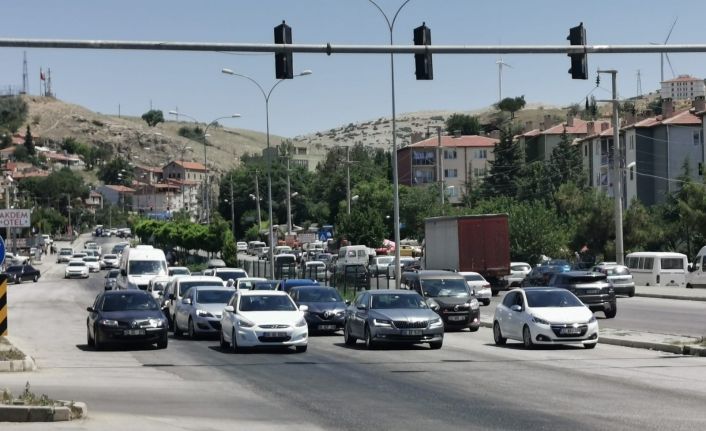 Kavşak noktası Afyonkarahisar’da araç yoğunluğu