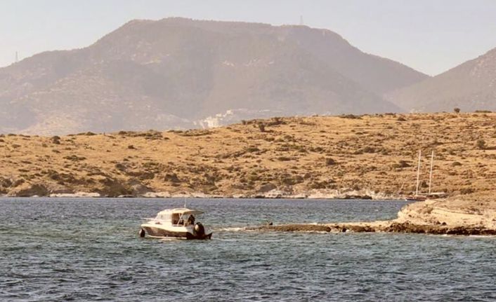 Kayalıklara oturan tekneyi Kıyı Emniyet kurtardı