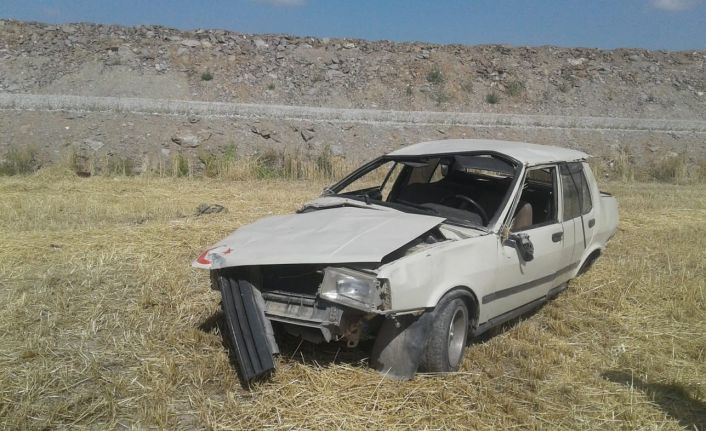 Kazada hurdaya dönen Tofaş marka otomobilde 2 kişi yaralandı