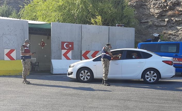 Kebanda jandarma uygulama yapıp vatandaşın bayramını kutladı