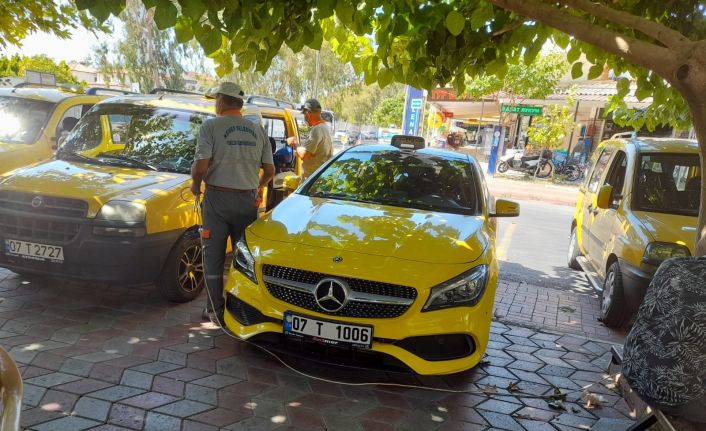Kemer’de taksi ve otobüs duraklarında dezenfekte ve ilaçlama çalışmaları sürüyor