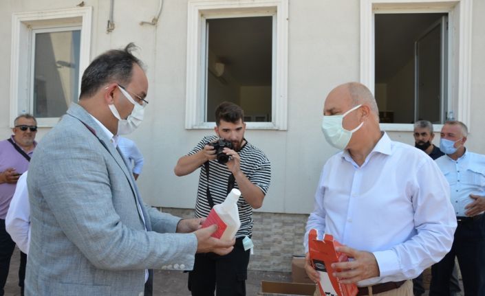 Kene ile mücadele kapsamında büyükbaş hayvanlar için kene ilacı dağıtıldı