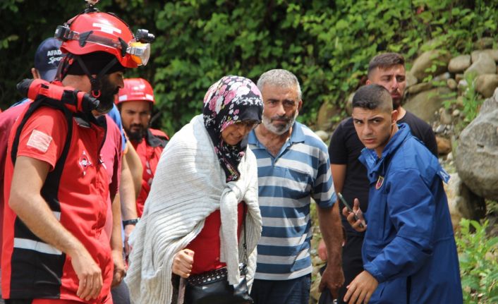 Kepçe kovası ile kurtarılan vatandaşlar: "Bu rezillik bizi mahvetti"
